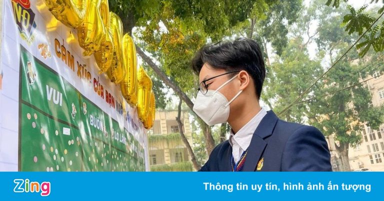 Một học sinh đi học vẫn mở cổng trường