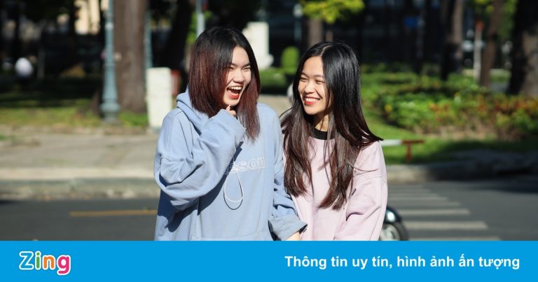 Giới trẻ mặc áo len xuống phố ngày TP.HCM trở lạnh Giới trẻ mặc áo len xuống phố ngày TP.HCM trở lạnh