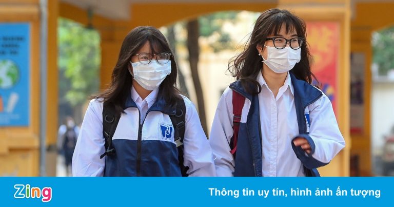 Học sinh lớp 12 ở trung tâm Hà Nội trong ngày đầu trở lại trường