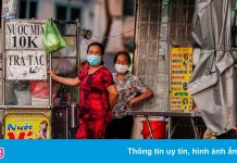 Triều cường đạt đỉnh, người dân TP.HCM lội nước về nhà