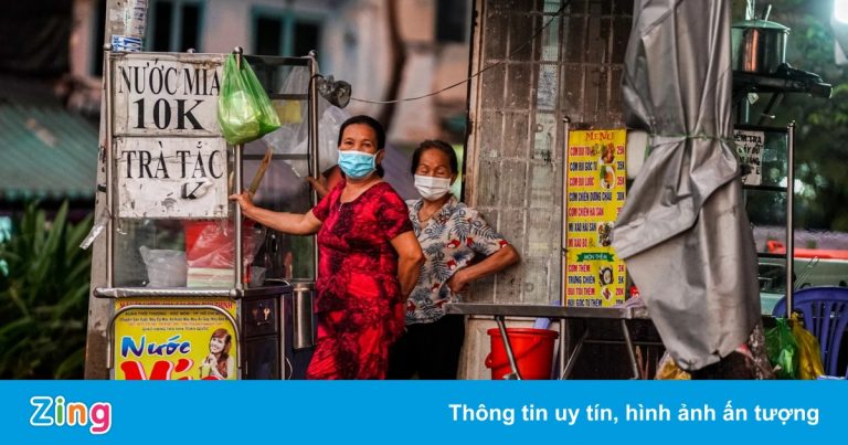 Triều cường đạt đỉnh, người dân TP.HCM lội nước về nhà