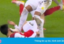 Tomiyasu bị hậu vệ Everton giẫm lên mặt