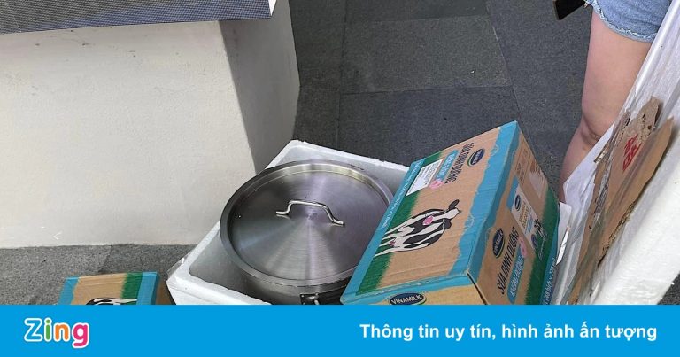 Tuyển Việt Nam được tiếp tế đồ ăn tại Singapore