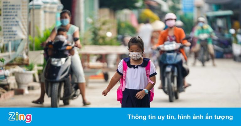 Trẻ lớp 1 ở TP.HCM đi học, phụ huynh mong có thêm biện pháp an toàn