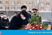 Chủ tịch nước dâng hoa tại Tượng đài Chủ tịch Hồ Chí Minh ở Moscow