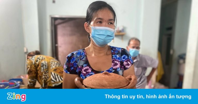 Lẩu bò nồi đất, sữa đậu nành nóng đắt khách khi TP.HCM se lạnh