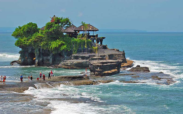 Tham quan đền Tanah Lot – Ngôi đền linh thiêng và độc đáo khi du lịch Indonesia