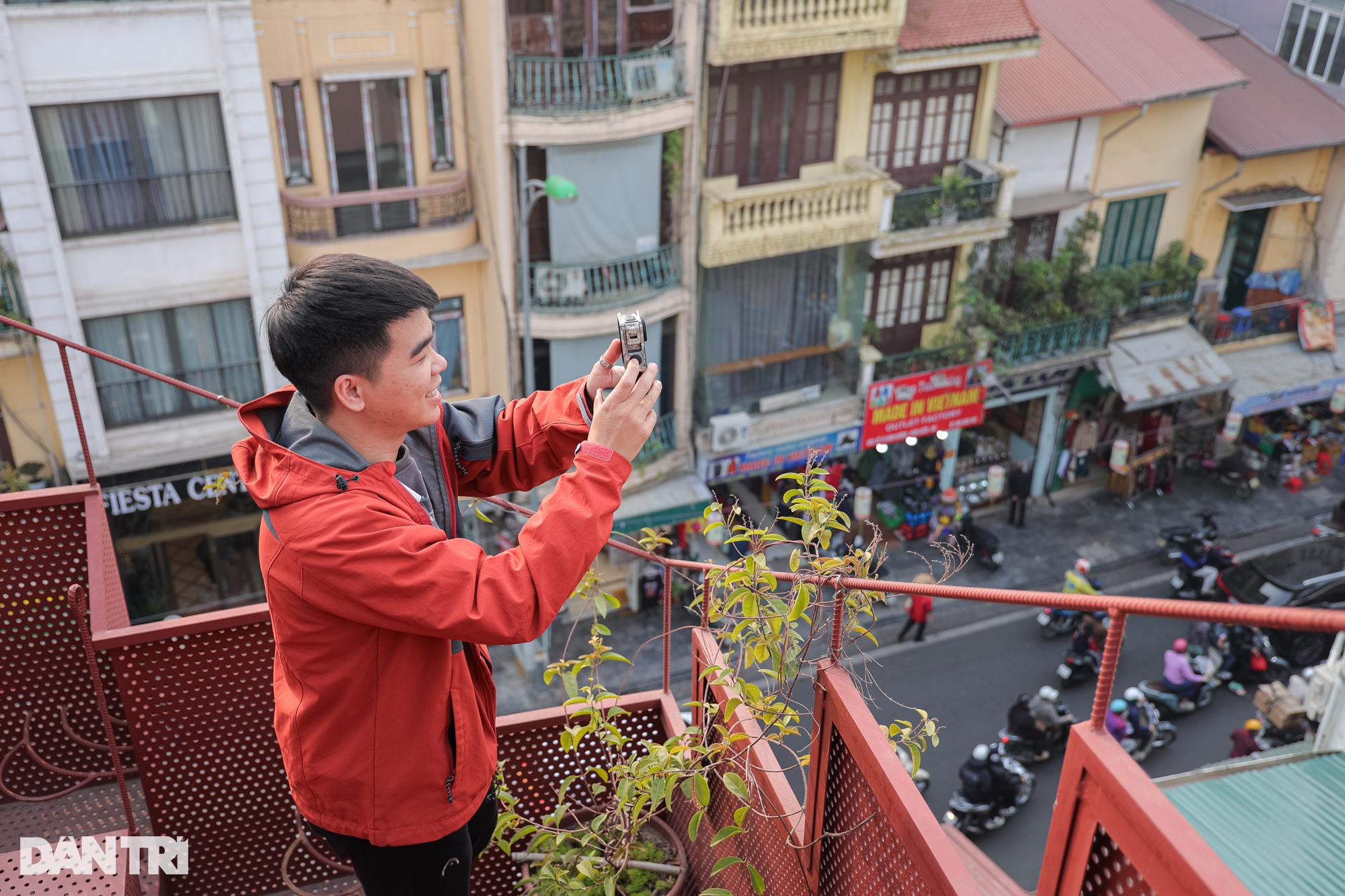 Hà Nội: Quán cà phê không dành cho người sợ độ cao, lơ lửng trên nóc nhà - 12