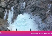 Thác băng Trung Quốc đổ sập, du khách hốt hoảng bỏ chạy