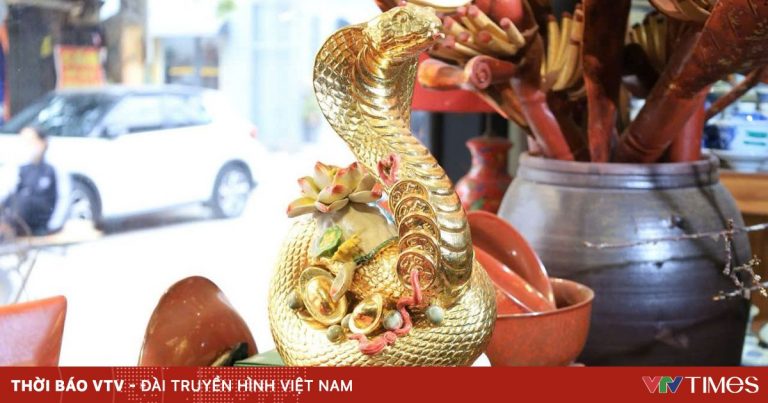 Linh vật rắn tinh xảo ở làng gốm Bát Tràng