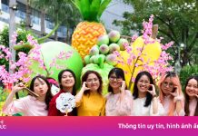 Giới trẻ hào hứng check-in đường hoa xuân Phú Mỹ Hưng