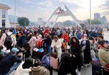 Khách Việt xếp hàng từ tờ mờ sáng ở cửa khẩu sang Trung Quốc ngắm tuyết rơi