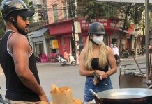 Vợ chồng Xuân Son mua bánh chuối gây sốt, chủ quầy chia sẻ về “khách ruột”