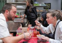 Hà Nội: Quán bánh đúc khiến khách Tây quay lại ăn nhiều lần không chán