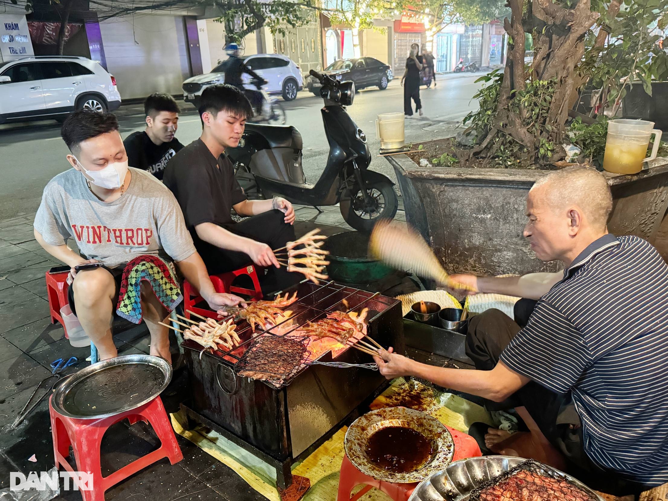 Quán chân gà vỉa hè ở Nam Định luôn cháy hàng, khách chờ ăn cả tiếng - 4