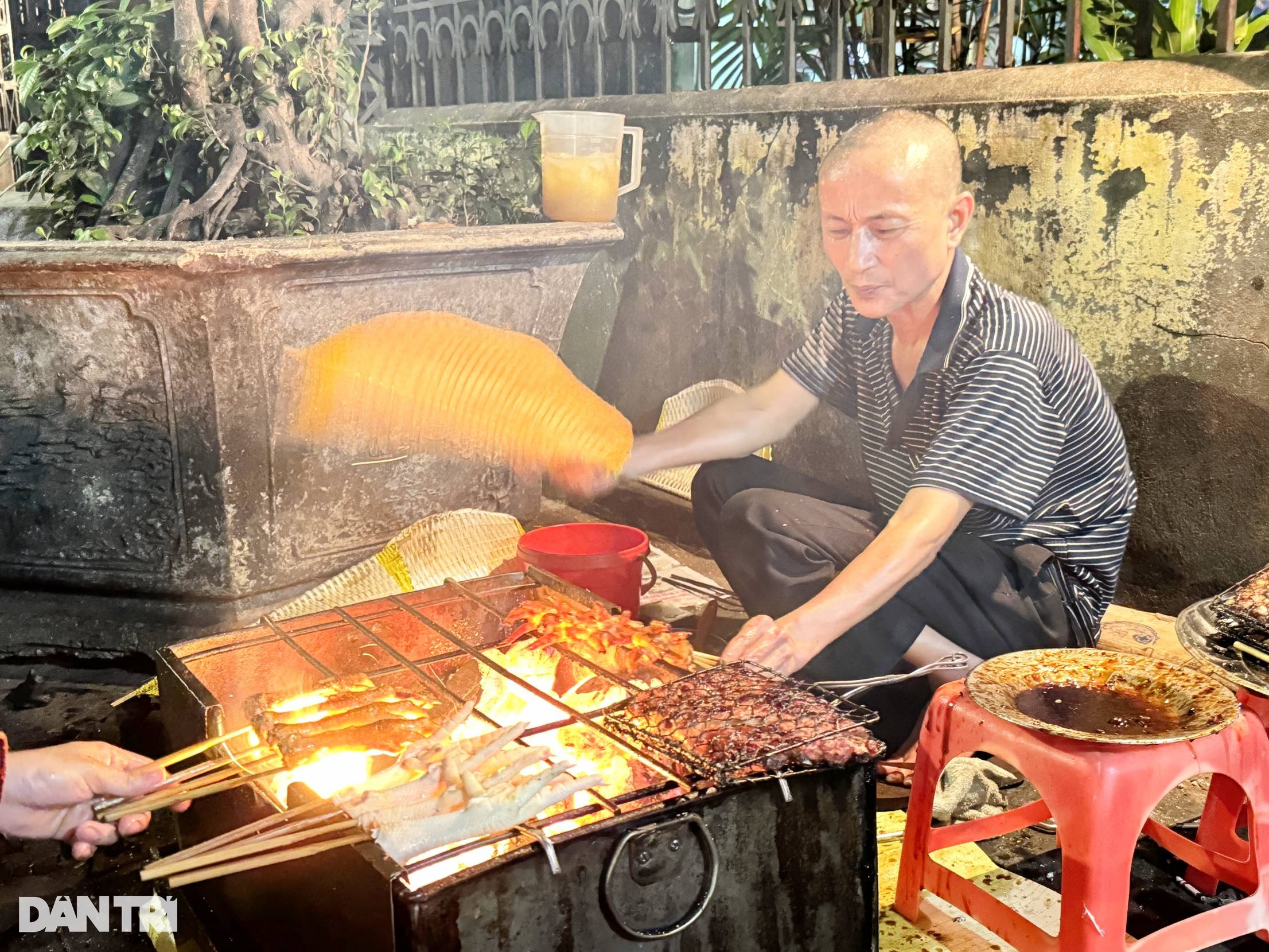 Quán chân gà vỉa hè ở Nam Định luôn cháy hàng, khách chờ ăn cả tiếng - 1