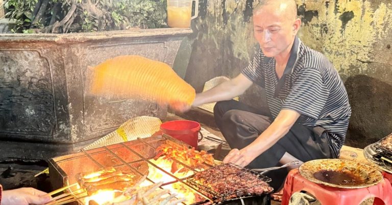 Quán chân gà vỉa hè ở Nam Định luôn “cháy hàng”, khách chờ ăn cả tiếng