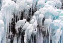 Cột băng khổng lồ hàng chục tấn bất ngờ đổ sụp, khách bỏ chạy tán loạn