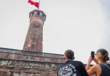 Du khách nước ngoài hủy vé máy bay, chờ ngày được tham quan Cột cờ Hà Nội