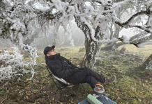 Du khách chịu rét đi leo núi, check-in vùng băng giá phủ trắng xóa ở Lào Cai