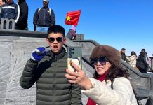 Du khách phấn khích trước cảnh băng giá phủ kín đỉnh Fansipan, Lào Cai