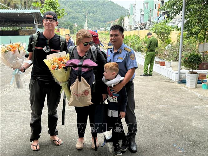 Những vị khách đầu tiên đến Bình Định đầu năm mới trên chuyến tàu hỏa du lịch - Ảnh 1.