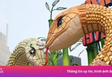 Đôi linh vật rắn khổng lồ ‘lộ diện’ trên Đường hoa Nguyễn Huệ