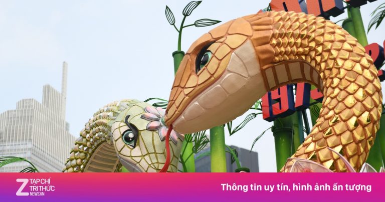 Đôi linh vật rắn khổng lồ ‘lộ diện’ trên Đường hoa Nguyễn Huệ