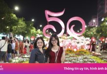 Biển người tại đường hoa Nguyễn Huệ trong đêm khai mạc