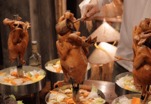 Lẩu gà khiêu vũ bốc lửa ở Hà Nội khiến khách nước ngoài ồ lên bất ngờ Lẩu gà khiêu vũ bốc lửa ở Hà Nội khiến khách nước ngoài ồ lên bất ngờ