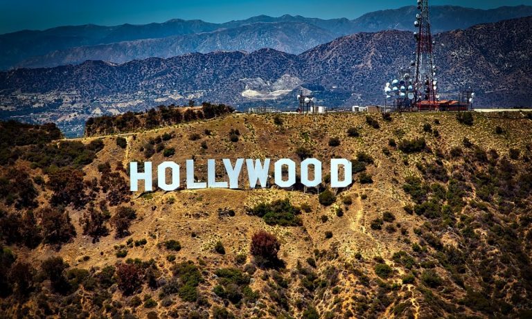 Núi nào ở Los Angeles có chữ ‘Hollywood’?