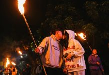 Đêm giao thừa, cả làng kéo nhau ra đình xin lửa thánh