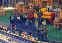 Chủ quán ở TPHCM chi nửa tỷ đồng lắp tàu lửa vận chuyển thức ăn cho khách