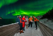 Khách Việt đón giao thừa ‘trên trời’, đi săn hiện tượng ‘lạ’ về đêm ở trời Âu