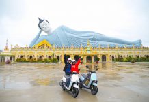 Mẹ U60 tự chạy xe máy đi phượt cùng con trai Mẹ U60 tự chạy xe máy đi phượt cùng con trai