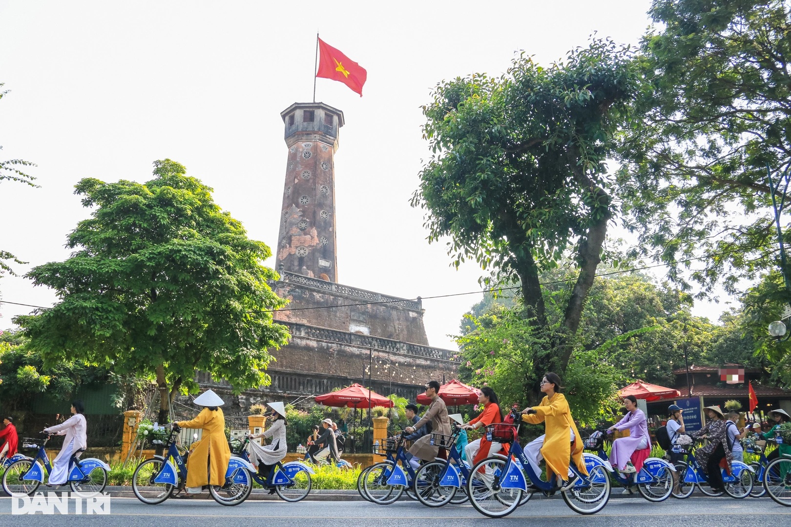 Du khách nước ngoài hủy vé máy bay, chờ ngày được tham quan Cột cờ Hà Nội - 14