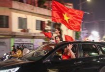 Khách Trung Quốc có đêm mất ngủ, choáng vì tình yêu nước của người Việt