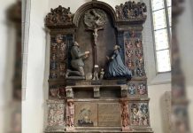 Phát hiện kho báu khổng lồ cất giấu trong chân bức tượng nằm ở nhà thờ