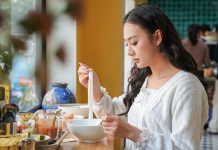 Quán phở gà giá 10 năm không đổi, khách Tây khen ngon nhất Hà Nội