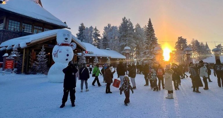 ‘Quê hương ông già Noel’ quá tải khách du lịch dịp Giáng sinh