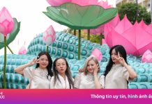 Biển người đội nắng check-in đường hoa Nguyễn Huệ mùng 1 Tết