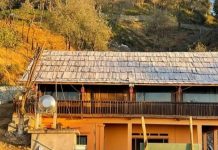 Băng giá phủ mái nhà, yên xe vùng cao Sơn La, khách tiếc nuối không lên kịp