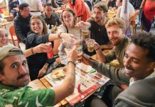 Khách Tây nhảy múa xuyên đêm, “nhập gia tùy tục” đón năm mới ở Việt Nam