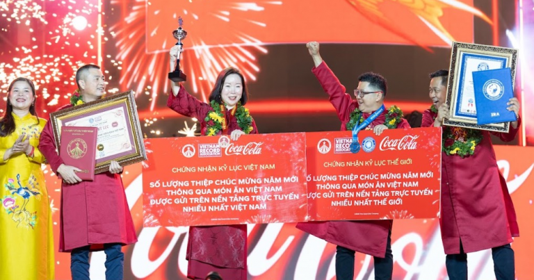 Tết Ất Tỵ: Coca-Cola xác lập kỷ lục độc đáo, trình diễn pháo hoa chào năm mới