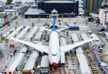 Tiết lộ bất ngờ về chiếc máy bay đậu suốt 4 năm ở khu chợ đêm