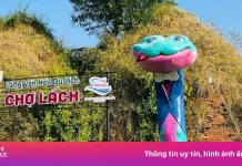 Xôn xao linh vật rắn mặc vest ở Bến Tre