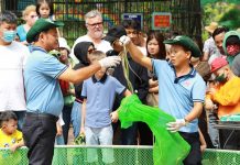 Trải nghiệm ‘thót tim’ dịp tết Ất Tỵ ở trại rắn lớn nhất miền Tây