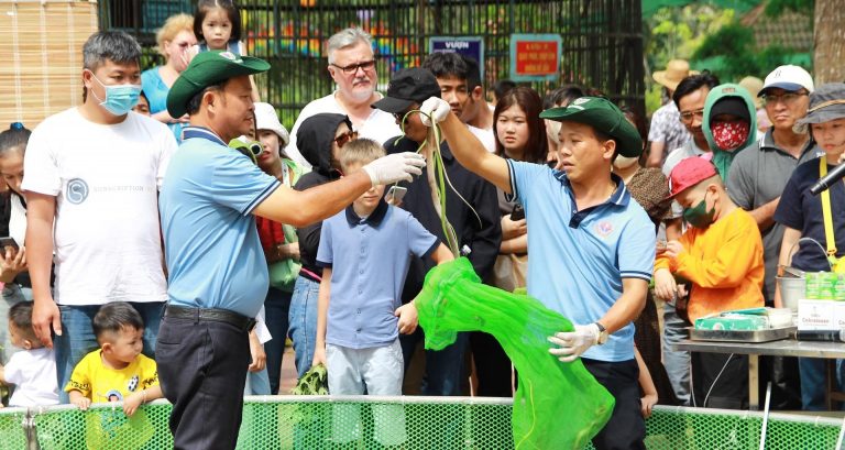 Trải nghiệm ‘thót tim’ dịp tết Ất Tỵ ở trại rắn lớn nhất miền Tây