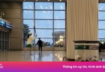 Xác minh 2 du khách chơi tennis tại sân bay Hàn Quốc