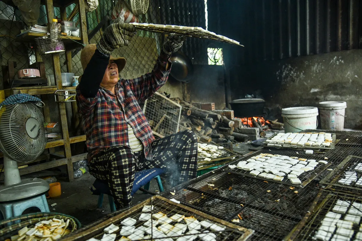 Làng nghề bánh khô mè trăm tuổi hối hả vào vụ Tết - Ảnh 6.